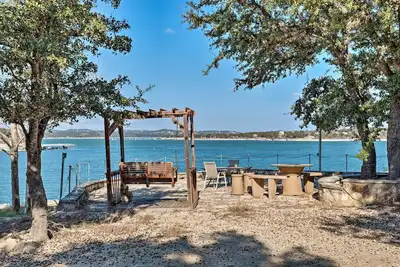 Image de Nouveau! Maison du lac Travis avec terrasse - Marchez jusqu'au parc!