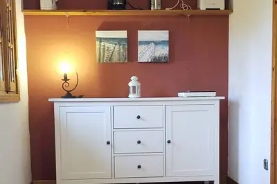 Image de petit appartement séparé au milieu des palmiers