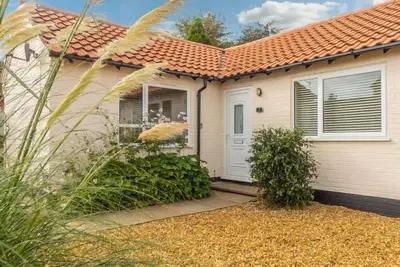 Image de Ce super bungalow propose un hébergement moderne avec un jardin entièrement clos.