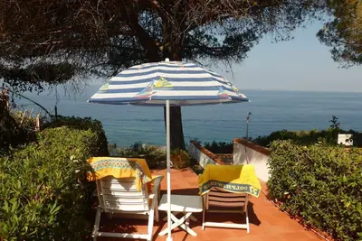 Image de Profitez de vacances à la plage et de couchers de soleil à couper le souffle au bord de la mer!
