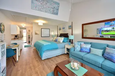 Image de Adorable * Studio de décoration Beachy moderne à South Maui