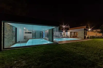 Image de Superbe villa de golf avec piscine extérieure et piscine intérieure chauffée, plages fantastiques