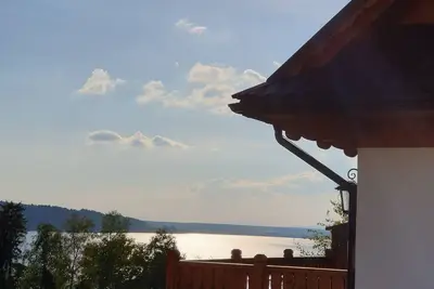 Image de Maisons de montagne toute l'année à Pieniny sur les rives du lac Czorsztyn.