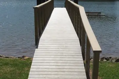 Image de Charmante maison au bord du lac Norman 3br au bord de l'eau (10 personnes) - Nouveau sur Vrbo!