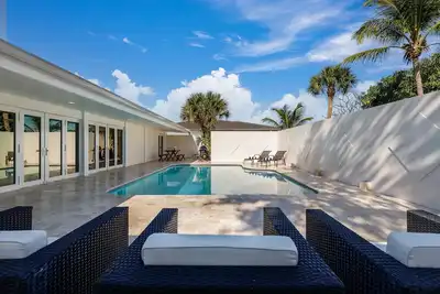 Image de Abh * Belle maison mise à jour * Piscine chauffée * Marcher jusqu'à la plage