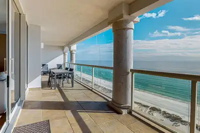 Image de Maison de luxe en bord de mer avec piscine partagée et accès à la plage