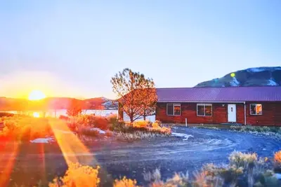 Image de Looking for the perfect escape from the city? Come visit this Lakefront home.