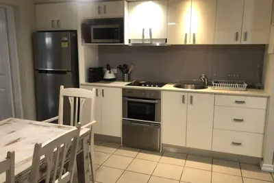 Image de 2br Brisbane Ground Level Unit avec cour privée