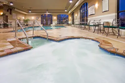 Image de Piscine intérieure + bain à remous + petit-déjeuner gratuit | Près de l'aéroport!