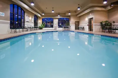 Image de Studio proche de l'aéroport! | Petit-déjeuner gratuit + bain à remous et piscine intérieure partagés