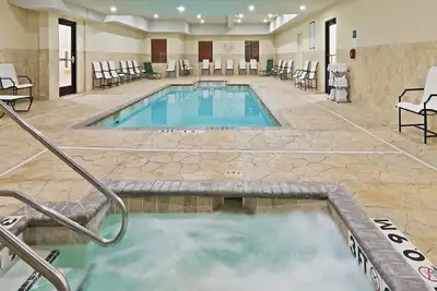 Image de Suite avec fonctionnalités accessibles | Piscine d'eau salée chauffée + bain à remous + petit déjeuner gratuit