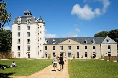 Image de Appartement dans un Monument Historique avec Piscine Saisonnière