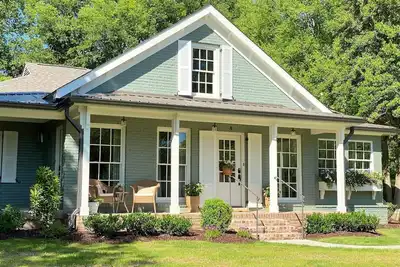 Image de Cottage pittoresque récemment rénové au centre-ville de Franklin, unité A