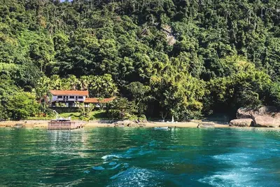 Maison debout sur le sable avec vue spectaculaire