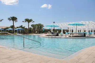 Image de ⭐Affaire spéciale⭐Cozy Home w \/ Hot Tub \/ 10 min to Disney!