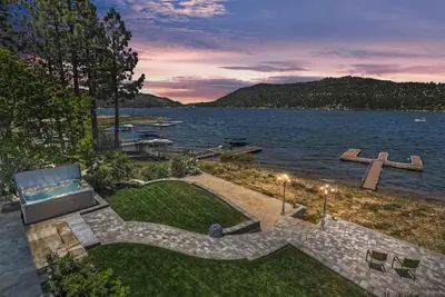 Image de Gilner Point Lakefront: plus de 5 700 pieds carrés de luxe au bord du lac! Accents ornés de fer et de marbre!
