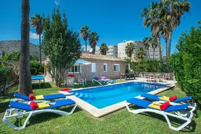 Image de Location de vacances Villa Montelo avec piscine privée près de la plage.