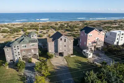 Image de Pour la plage et retour à Salvo Maison de 5 chambres avec piscine privée, spa et accès à la plage!