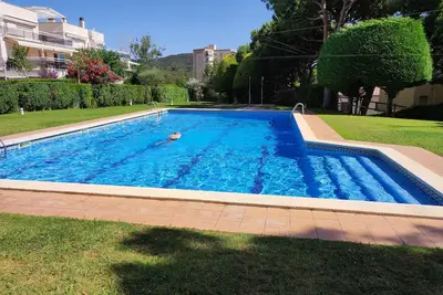 Image de Appartement central, rénové, résidence familiale très calme, grande piscine