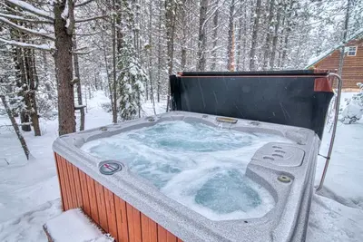 Image de Island Park Hideaway avec bain à remous