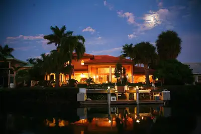 Image de Maison classique en Floride - quai profond et accès immédiat à l'océan et à la baie