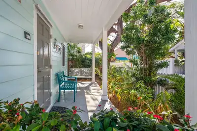 Image de ~Butterfly Cottage~ Enjoy a hot tub, gourmet kitchen, and 2 king ensuites.