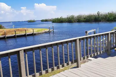 Image de Bungalow Waterfront, 2 Bdr, 2 salles de bain, avec canapé-lit en bas