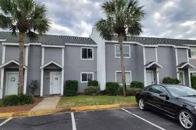 Image de Côté Golfe / Côté Piscine Maison de Ville 3 Br 2 1/2 Bath Plage Privée & Parking Porte D'entrée