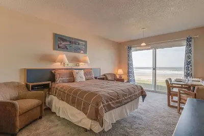 Image de Steps to the Sand! Ground Floor Beachfront Condo - Sleeps 4! Pool and Sauna!