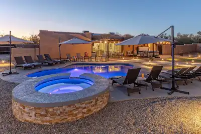 Image de Lux 8 Br, Tous les lits King-Sleeps 18, vues Mt, bain à remous, Putting Green, foyers, table de billard, jeux