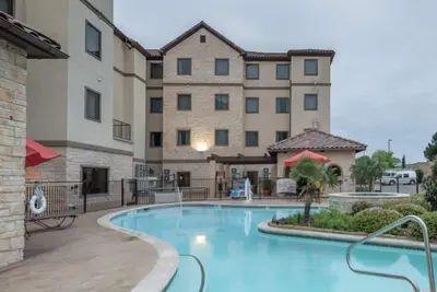 Image de Piscine extérieure + bain à remous + petit-déjeuner gratuit | Près de Dfw Airport
