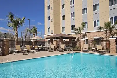 Image de Près du centre médical de Houston | Petit déjeuner gratuit + Centre d'affaires ouvert 24h / 24 + Piscine extérieure