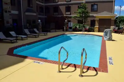 Image de Petit déjeuner gratuit + Centre d'affaires ouvert 24h / 24 + Piscine extérieure