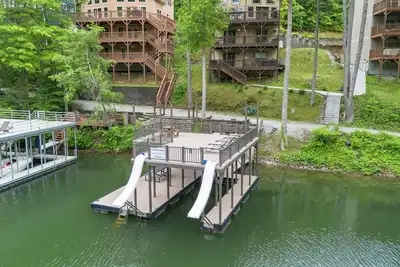 Image de Beats Workin'-Renovated Lakefront Villa, New Dock 2 Story w / Slide Apr '20
