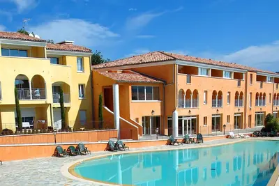 Image de Suite Equipée 500m de la Centre Ville | Accès 3 Piscines + Bain à Remous!