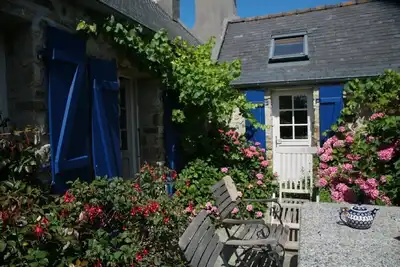 Image de Cap de la Chevre, Kerdreux, maison romantique en pierre, Ă 7 minutes Ă pied de la mer