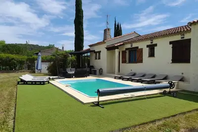 Image de Maison avec terrain clôturé avec piscine privative, quartier calme