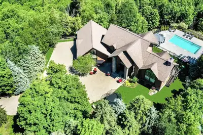Image de Belle maison avec une vue imprenable sur le Mont Tremblant. À seulement 5 minutes du complexe