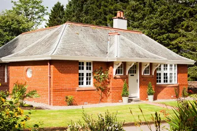 Image de Maison rénovée des gardiens située dans des jardins paisibles et privés