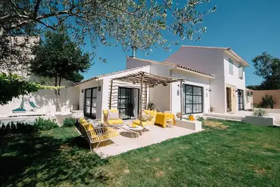 Image de Villa d'architecte avec piscine à débordement près du golf