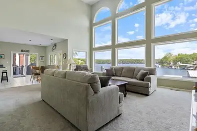 Image de 5 Star Lakefront Home avec 5 Star Location Dock sous une nouvelle gestion locale!