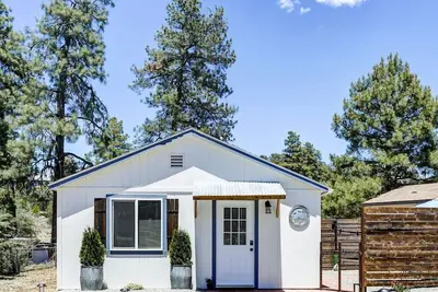 Hillside Hideaway Centrally Located Cottage, Close to Trails, Lakes & Town