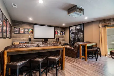 Image de Grande salle de théâtre avec écran de 100 \"! Table de billard! 20 couverts! 3 espaces de vie!