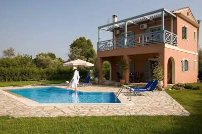 Image de villa de luxe avec piscine privée, 0, 5km de la plage et 0, 5 km de la ville