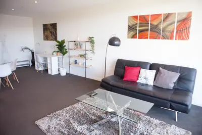 Image de Lumineux 1bdr moderne, wifi, parking, proche de la ville