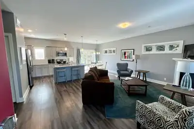 Image de Condo nouvellement construit, avec accès à la piscine 1\/2 mile du lac Michigan!