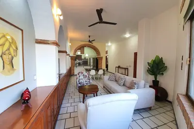 Image de Appartement confortable et central avec vue sur l'océan!