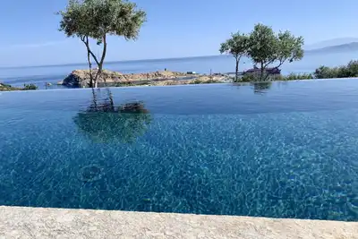 Villa moderne avec piscine, vue mer et montagnes à 600m du centre ville
