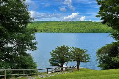 Image de Meilleur emplacement sur Candlewood Lakefront Home -1 Acre w \/ Dock