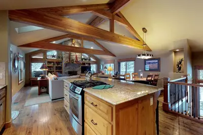 Image de Maison confortable pour toute la famille à profiter avec A / C et un bain à remous privé!